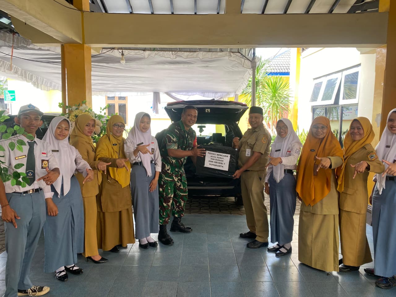 Sinergi Warga Sekolah: SMKN 7 Surakarta Serahkan Bantuan Kemanusiaan Melalui KODIM 0735 Surakarta