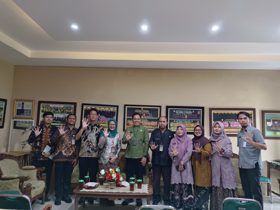 Studi Tiru ke SMA N 5 Surakarta