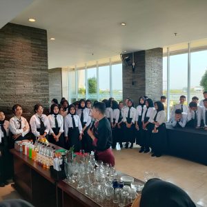 PENGUATAN BUDAYA INDUSTRI PELATIHAN BEVERAGE COFFEE DAN MOCTAIL KELAS XII PERHOTELAN SMK NEGERI 7 SURAKARTA