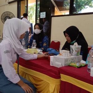 Screening Kesehatan Dasar Remaja di SMK Negeri 7 Surakarta