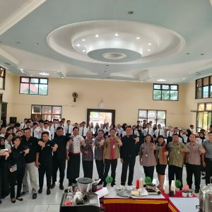 Amarelo Hotel Solo Goes To School