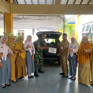 Sinergi Warga Sekolah: SMKN 7 Surakarta Serahkan Bantuan Kemanusiaan Melalui KODIM 0735 Surakarta